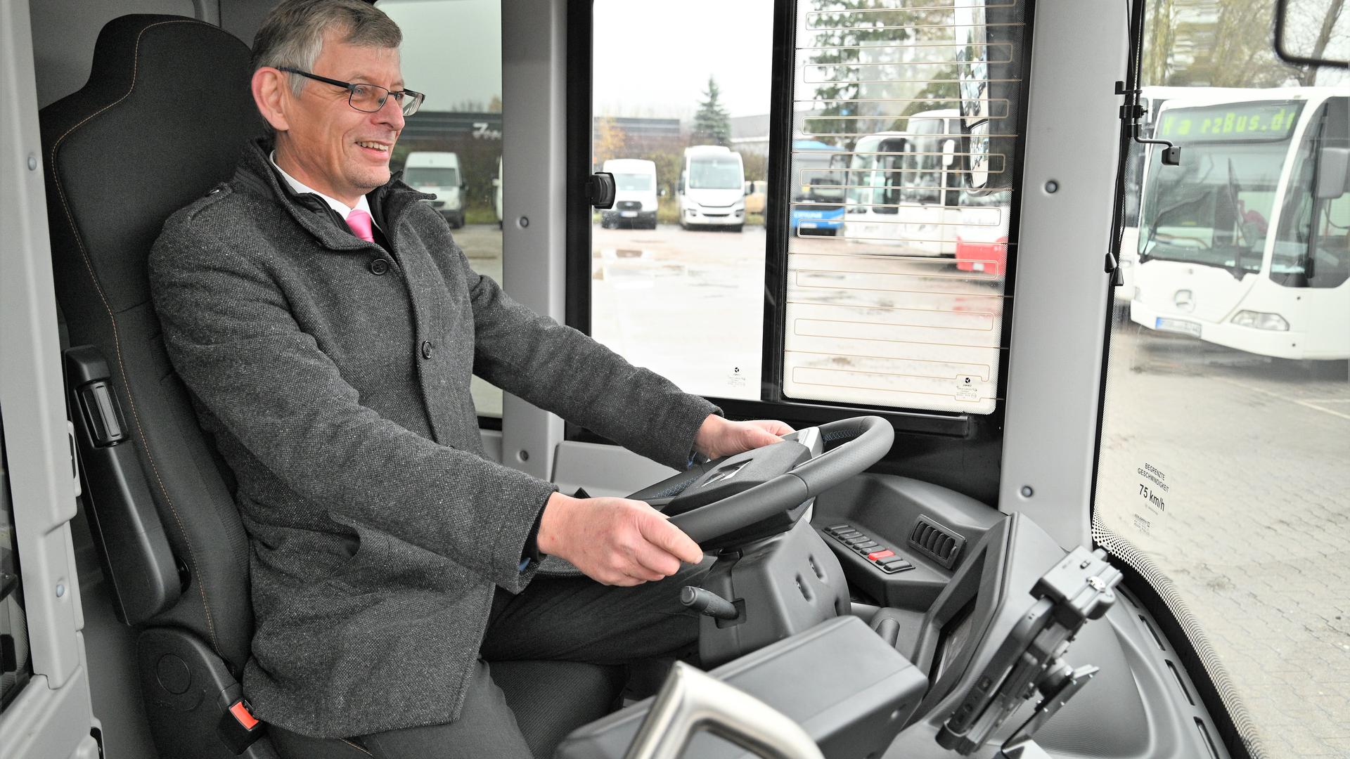Hier fährt der Chef: Jürgen Faller steuert den neuen Elektrobus auch im Linienverkehr der Citylinie. 