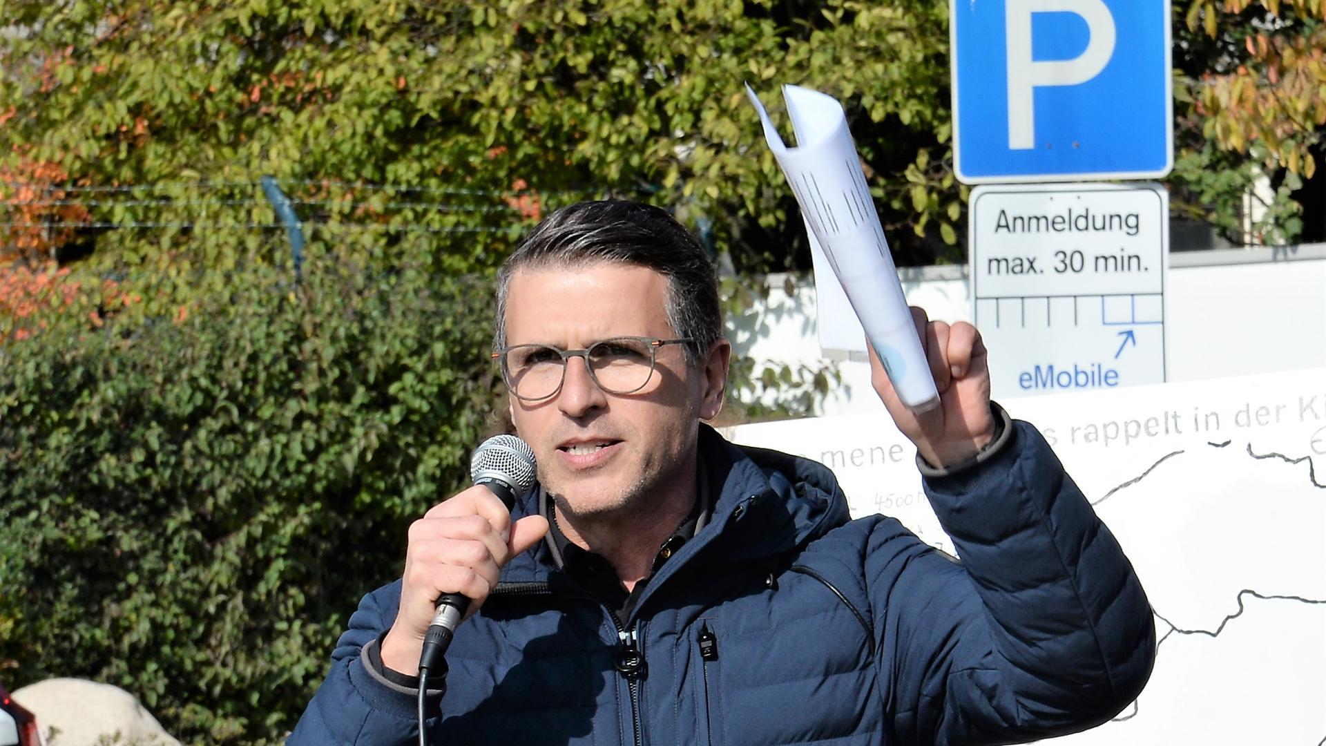 Francesco Tramonti ist Betriebsratsvorsitzender bei Bosch  am Standort Bühl/Bühlertal. Das Foto zeigt ihn als Redner bei einer Demonstration vor dem Werkstor in Bühl. 