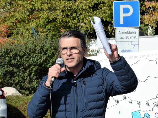 Francesco Tramonti ist Betriebsratsvorsitzender bei Bosch  am Standort Bühl/Bühlertal. Das Foto zeigt ihn als Redner bei einer Demonstration vor dem Werkstor in Bühl. 