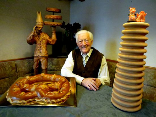 Franz Böckeler - Mann mit Baumkuchen und Neujahrsbrezel