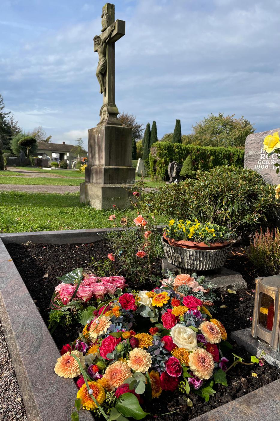 Ein gepflegtes Grab auf dem Bühler Friedhof mit frischer Blumenschale 