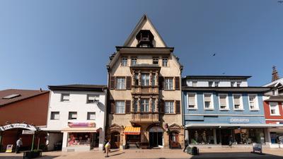 Patrizierhaus: Das denkmalgeschützte Wohn- und Geschäftshaus Hauptstraße Nr. 29 orientiert sich am Vorbild des Manierismus des späten 16. Jahrhunderts. Es wurde 1895 bis 1896 nach Plänen des Architekten Ludwig Kuen gebaut. 