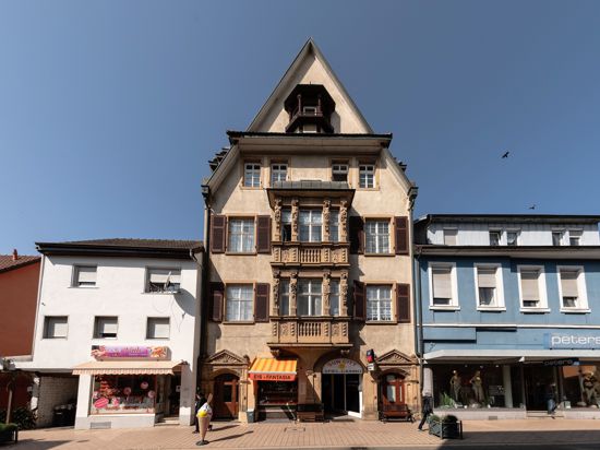 Patrizierhaus: Das denkmalgeschützte Wohn- und Geschäftshaus Hauptstraße Nr. 29 orientiert sich am Vorbild des Manierismus des späten 16. Jahrhunderts. Es wurde 1895 bis 1896 nach Plänen des Architekten Ludwig Kuen gebaut. 