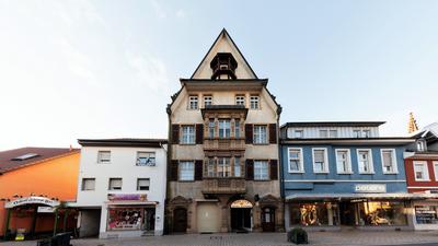 Wohn- und Geschäftshaus Hauptstraße Nr. 29 orientiert sich am Vorbild des Manierismus des späten 16. Jahrhunderts. Es wurde 1895 bis 1896 von dem Architekten Ludwig Kuen erbaut. 