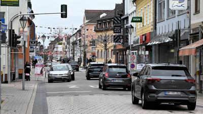 Spielstraße statt Fußgängerzone: Ein Experte überrascht mit einem revolutionären Vorschlag. Seine Idee betrifft nämlich nicht nur den kleinen Abschnitt der Hauptstraße zwischen Rheinstraße und Eisenbahnstraße, sondern die gesamte Innenstadt. 