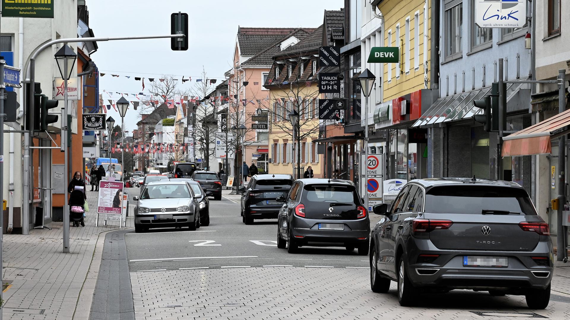 Spielstraße statt Fußgängerzone: Ein Experte überrascht mit einem revolutionären Vorschlag. Seine Idee betrifft nämlich nicht nur den kleinen Abschnitt der Hauptstraße zwischen Rheinstraße und Eisenbahnstraße, sondern die gesamte Innenstadt. 