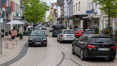 Die Zahl der Fahrzeuge in der Bühler Hauptstraße nimmt nicht ab. Oberbürgermeister Hubert Schnurr will aber keine Fußgängerzone einrichten. 