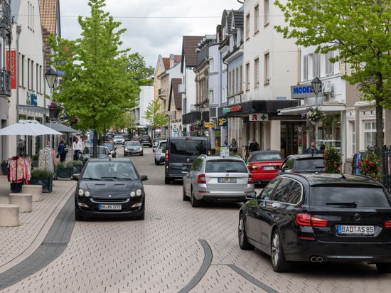 Die Zahl der Fahrzeuge in der Bühler Hauptstraße nimmt nicht ab. Oberbürgermeister Hubert Schnurr will aber keine Fußgängerzone einrichten. 