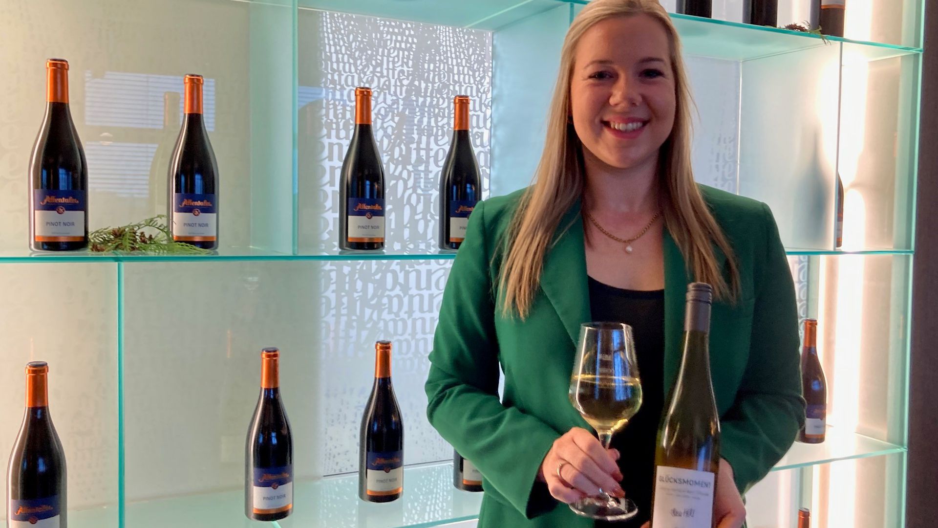 Badische Weinprinzessin Alisa Höll präsentiert Cuvée Glücksmoment. 
