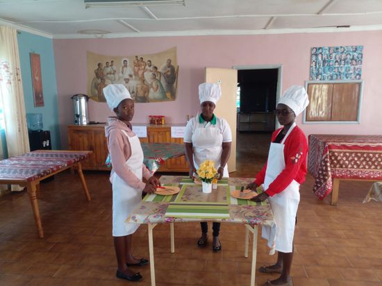 Die jungen Frauen erlernen in der von der Keniahilfe aufgebauten Berufsschule das Bäcker-Handwerk.  