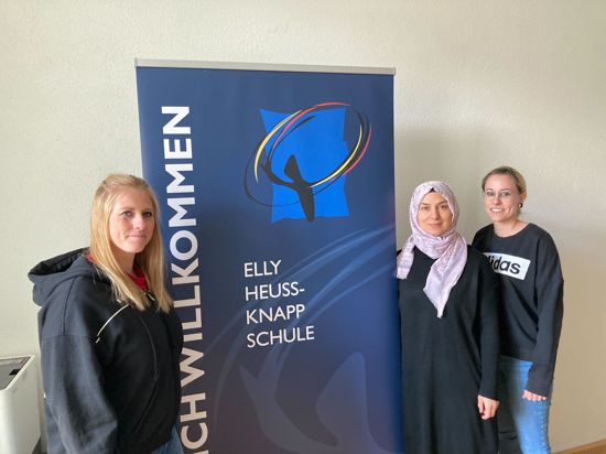 Alina Schlömp, Aycan Altuntas und Sylvia Hornung stehen in der Elly-Heuss-Knapp-Schule in Bühl.