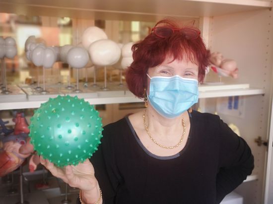 Biologie-Lehrerin Barbara Becker mit  einem „Corona-Virus-Modell“.