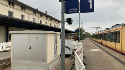 Betonkasten am Hausbahnsteig des Bahnhofs Bühl