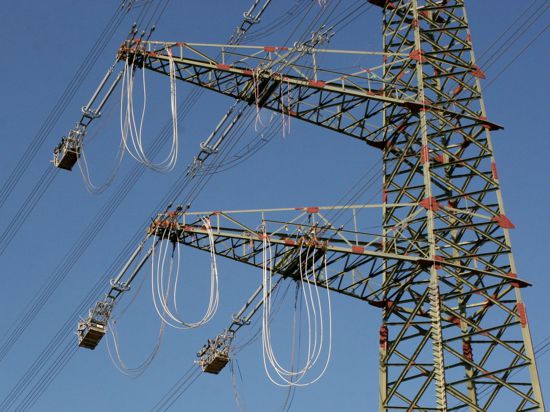 Arbeiten von Transnet BW in Weitenung. Stromtrasse: Neue Stromleitungen werden derzeit befestigt.