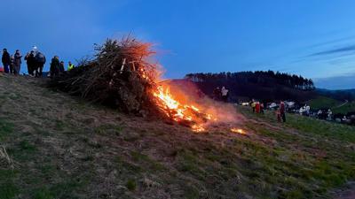 Der Beginn des Mahnfeuers am Wolfhag in Neusatz, mit dem Winzer und Landwirte auf ihre Situation aufmerksam machen wollten.