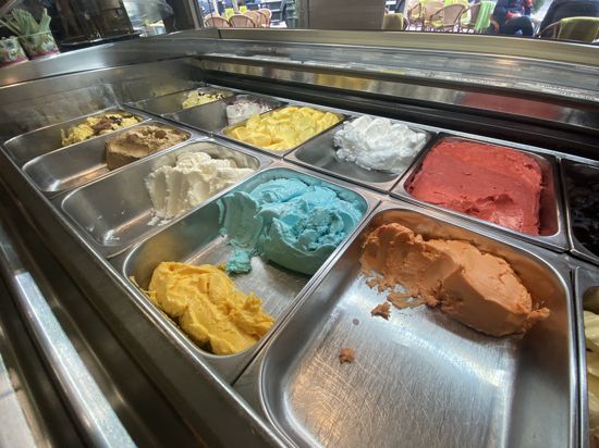 Eine Verkaufstheke mit verschiedenen Eissorten.