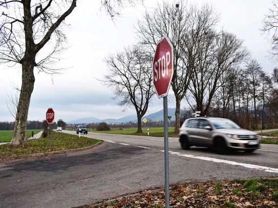 Nach schwerem Unfall im Dezember: Die Kreuzung auf der K3764 zwischen Bühl und Ottersweier wird für den motorisierten Verkehr in der West-Ost-Achse geschlossen.  