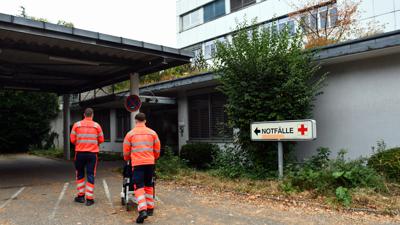 Notfallsanitäter sind auf dem Weg zur Notfallaufnahme eines Krankenhauses