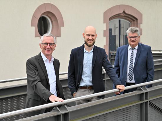 Neue Aufgabe: Martin Thiele (Mitte) ist Klimaschutzmanager der Stadt Bühl. Oberbürgermeister Hubert Schnurr (rechts) und Bürgermeister Wolfgang Jokerst stellten ihn offiziell vor. 