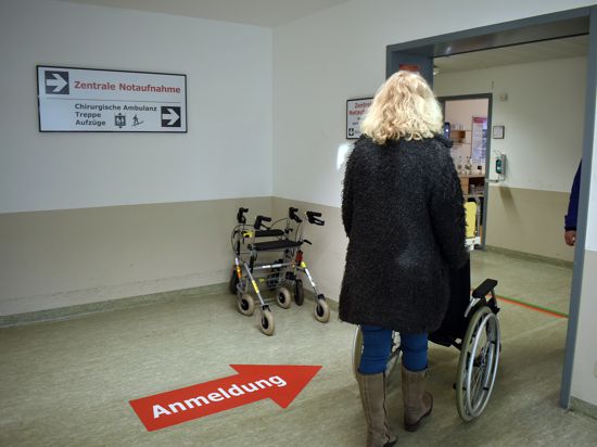 xDer Blick in den Eingangsbereich der zentralen Notfallaufnahme im Bühler Klinikum. Eine Frau schiebt einen Rollstuhl.