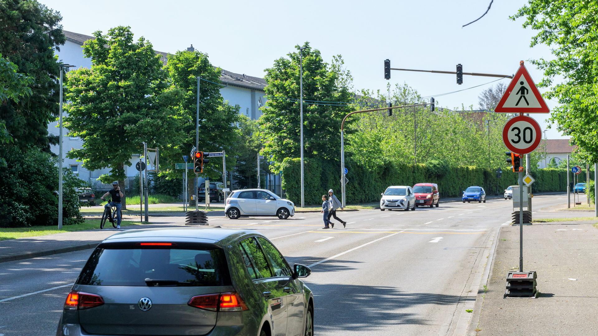 Die Ampel an der Kreuzung Rheinstraße/Erlenstraße/Obervogt-Häfelin-Straße in Bühl ist kaputt und nicht mehr zu reparieren. Aktuell warnen Verkehrsschilder die Autofahrer. Außerdem gibt es eine Behelfsampel. 