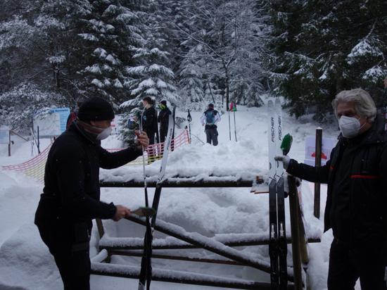Ski und Service: Nach der Annahme der ausgeliehenen Langlaufski legen Mathias Reidel (links) und Mitarbeiter Jürgen Wick Hand an. Nach der Reinigung werden sie desinfiziert. 