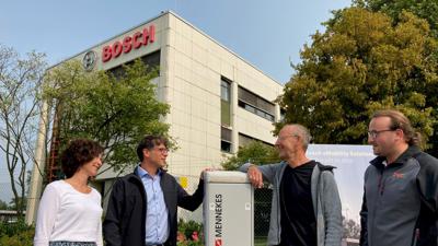 Vier Vertreter der IG Metall stehen vor dem Gebäude von Bosch am Standort Bühl