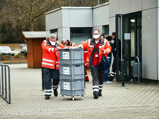  Start mobile Impfung: Vor dem Impfzentrum in der Schwarzwaldhalle Bühl machte sich das mobile Corona-Impfteam zu seinem ersten Einsatz im Seniorenzentrum Bühlertal auf den Weg. 