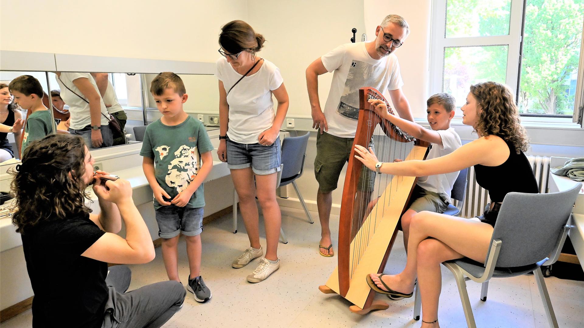 Hier stehen Harfe und Querflöte im Mittelpunkt. Die Musikschullehrer Sinja Rosenberger und Stavros Gkountoulas erklären den Besuchern am „Tag der offenen Ohren“, wie man diese Instrumente spielt. 