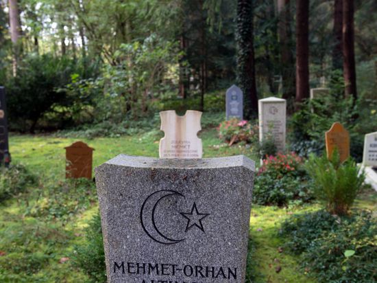 Ein muslimisches Gräberfeld auf dem Münchner Waldfriedhof, aufgenommen am 24.10.2014 in München (Bayern). Auf diesem Friedhof entstand vor 50 Jahren bayernweit das erste muslimische Grabfeld. Foto: Peter Kneffel/dpa (zu dpa-KORR: "Muslimische Bestattungen in Bayern" vom 25.10.2014) +++(c) dpa - Bildfunk+++
ff