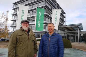 Der Vorsitzende Volker Robl (rechts) und Stellvertreter Stefan Bühler vor dem Verwaltungsgebäude in der Industriestraße.