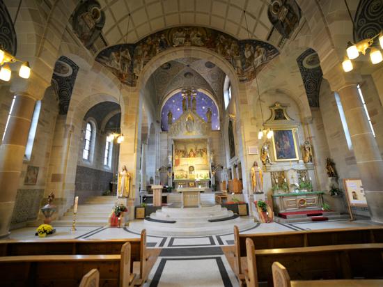 Die Ausstattung und Ausmalung aus der Erbauungszeit im frühen 20. Jahrhundert in der Neusatzer Kirche ist komplett erhalten. 