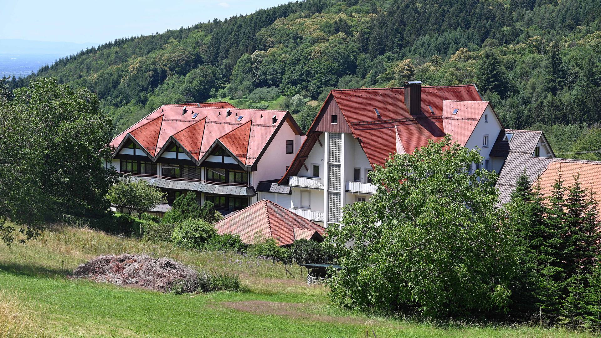 Das Mutterhaus des Klosters Neusatzeck wird größtenteils aberissen. Erhalten bleibt lediglich der hohe zentrale Baukörper aus dem Jahr 1928 (rechts), in dessen Dachgeschoss artengeschützte Fledermäuse hausen. Auf dem Gelände entsteht ein neues Seniorenzentrum. 