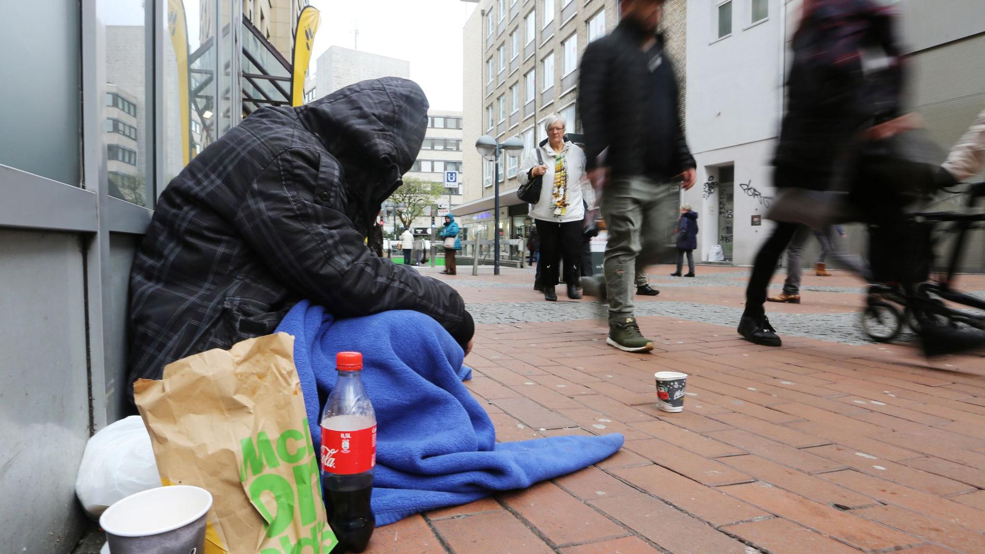 Ein Obdachloser in der Dortmunder Innenstadt. Das Armutsrisiko in Deutschland ist so hoch wie seit vielen Jahren nicht mehr.