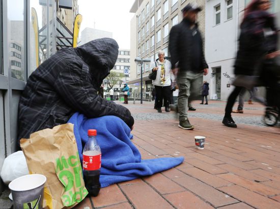 Ein Obdachloser in der Dortmunder Innenstadt. Das Armutsrisiko in Deutschland ist so hoch wie seit vielen Jahren nicht mehr.