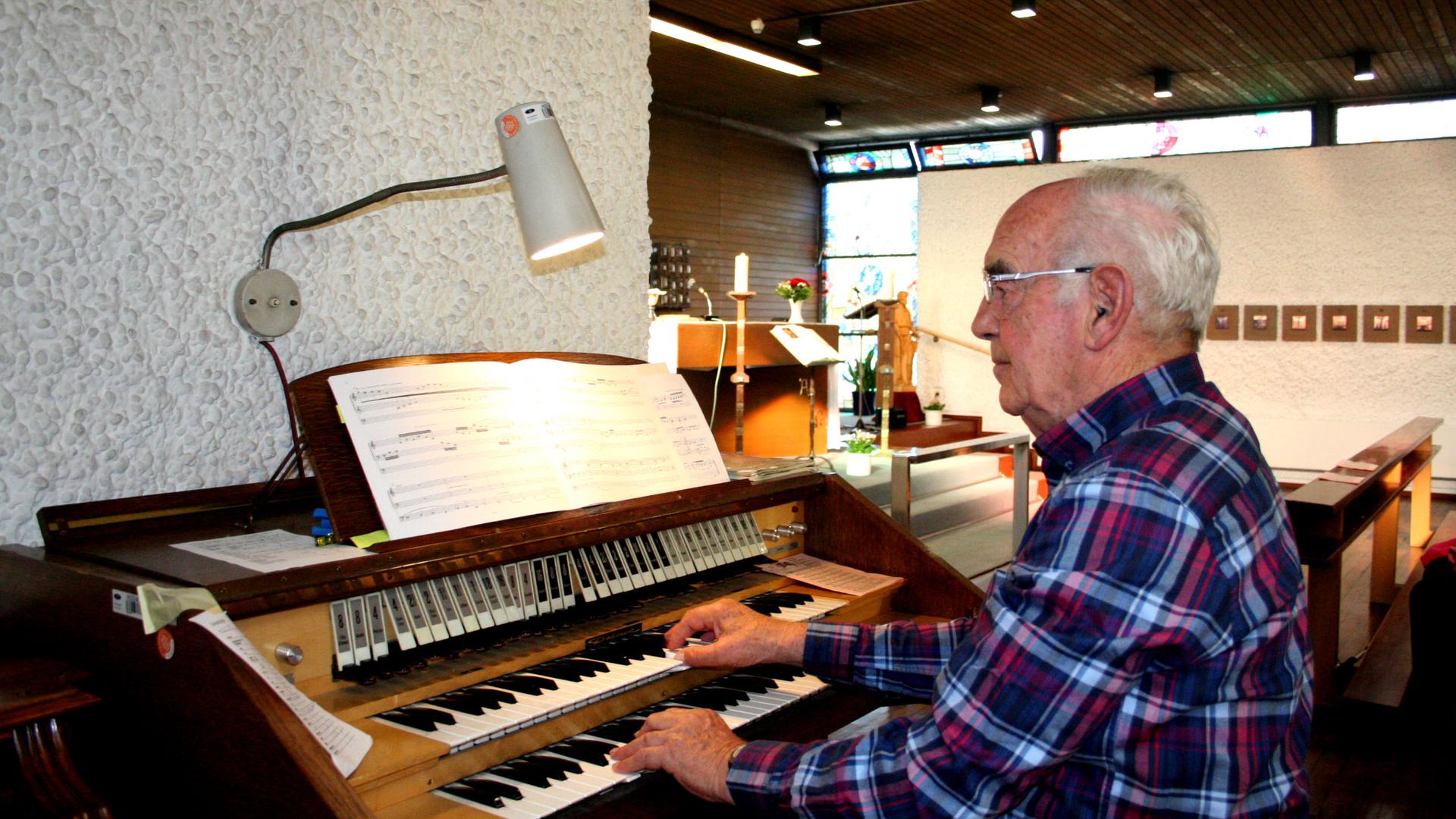Mann an Orgel