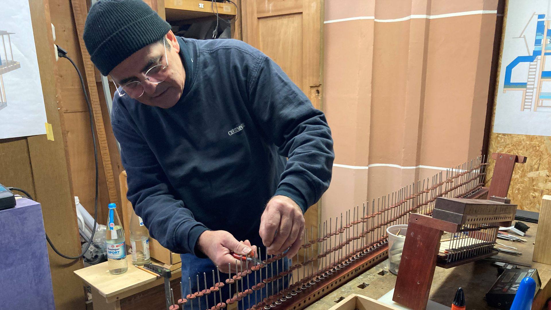 Orgelbaumeister Alex Matz arbeitet an einer Spielhilfe der Schwarz-Orgel auf der Empore der Pfarrkirche St. Peter und Paul in Bühl. 