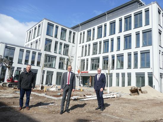 Drei Männer vor dem Sparkassen-Neubau in Bühl