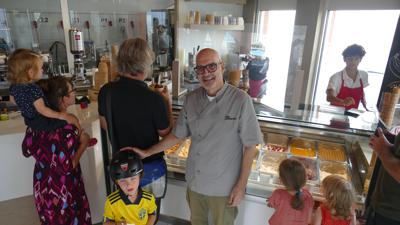Bruno Cicciu steht mit jungen Kunden in seiner Eismanufaktur
