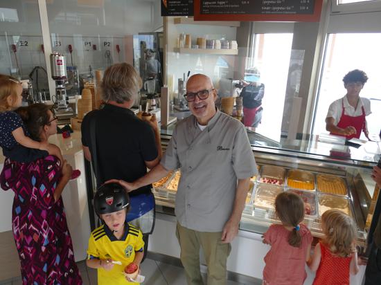 Bruno Cicciu steht mit jungen Kunden in seiner Eismanufaktur
