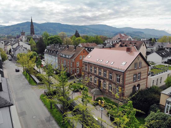 Luftaufnahme der Bühler Post mit der Pfarrkirche St. Peter und Paul und dem Rathaus sowie dem Schwarzwald im Hintergrund.