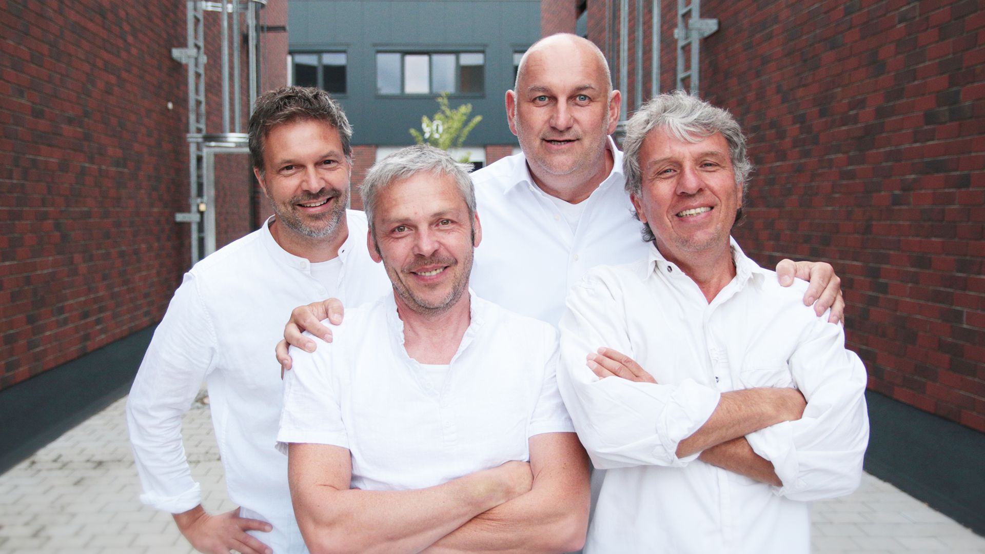 Vier Männer in weißen Hemden
