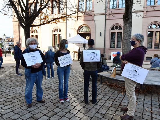 Alternative Stimmen: Einige Teilnehmer zeigten auf der Veranstaltung auf dem Kirchplatz auch kritische Plakate bezüglich der Querdenker.