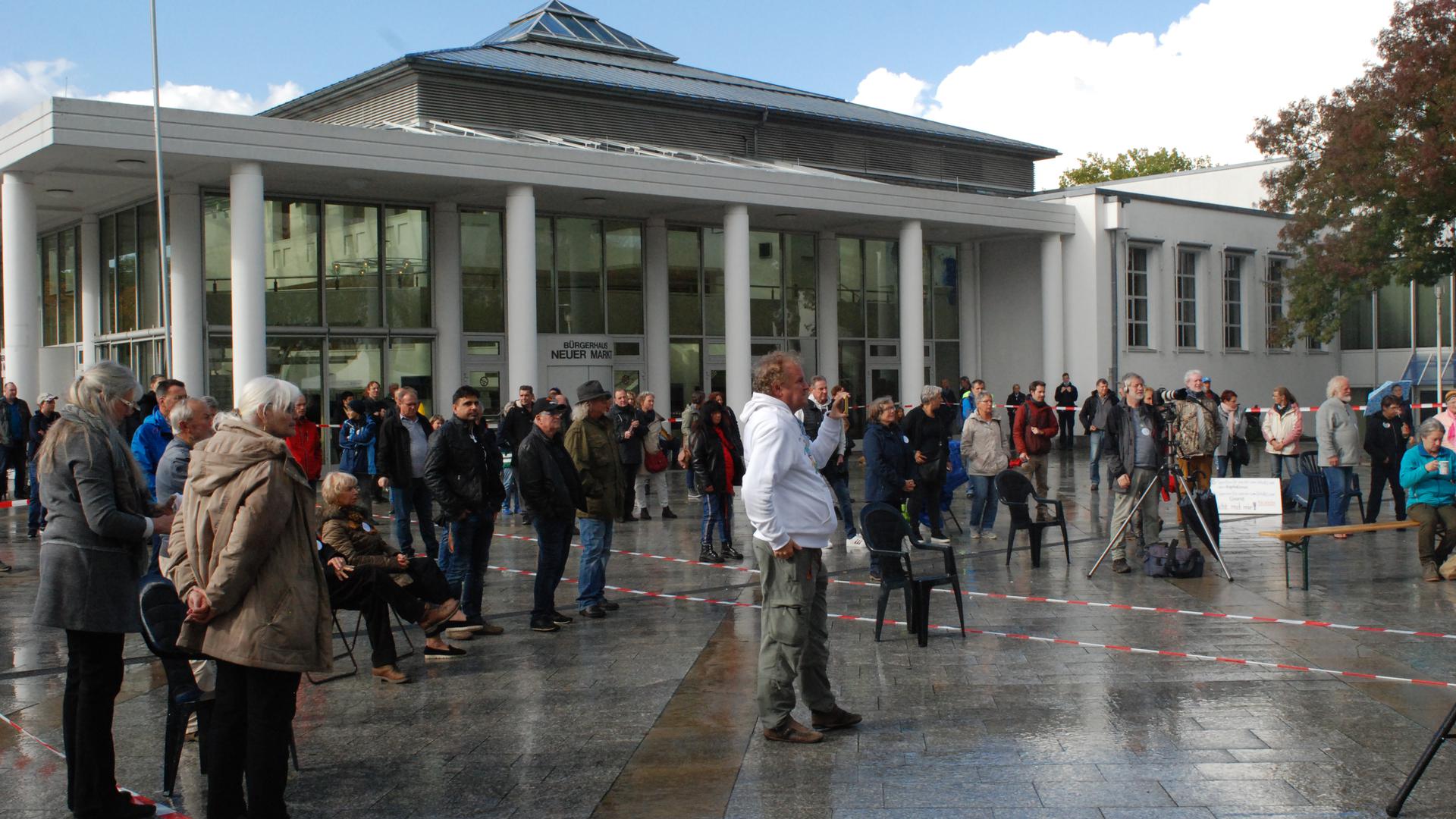 Kundgebung: Nach Polizeiangaben kamen rund 80 Personen  zur Veranstraltung der Querdenker auf dem Europaplatz nach Bühl.  