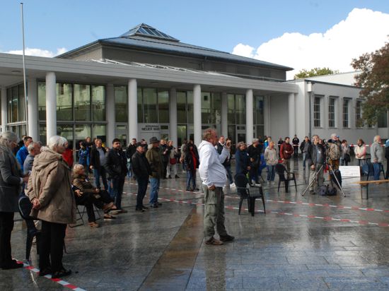 Kundgebung: Nach Polizeiangaben kamen rund 80 Personen  zur Veranstraltung der Querdenker auf dem Europaplatz nach Bühl.  