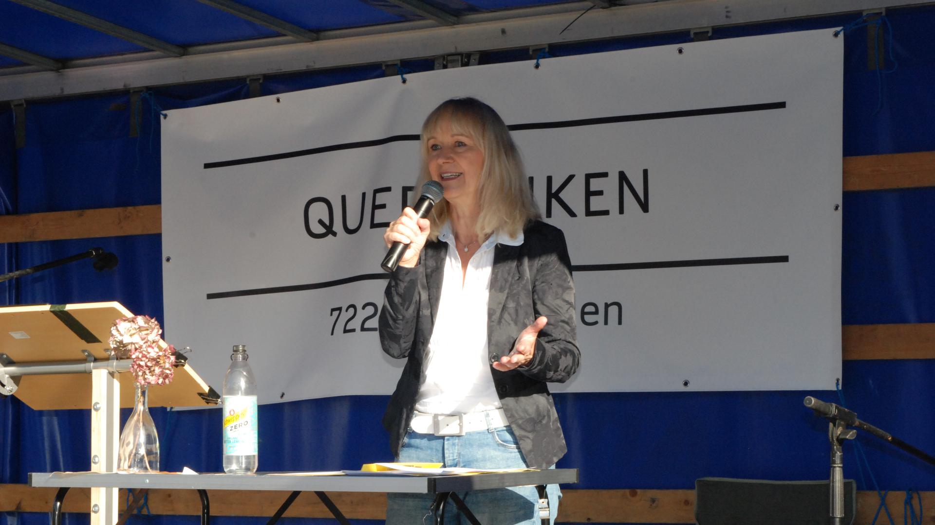 Hauptrednerin: Christina Baum nutzte die Veranstaltung der „Querdenker“  am Bühler Europaplatz auch, um  die AfD-Agenda zu beleuchten. 
