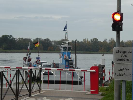 Die Rundwanderung durch die Rheinauen bei Greffern führt auch an der Anlegestelle der Rheinfähre vorbei, die zwischen deutschem und französischem Ufer hin- und herpendelt. 