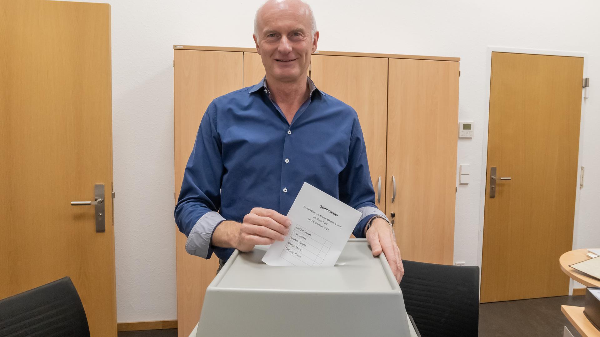 Die Wahlurne und die Stimmzettel stehen bereit. Reinhard Renner, Leiter des Fachbereichs Bürgerservice – Sicherheit – Recht im Rathaus, zeigt dies auf unserem Symbolbild. 