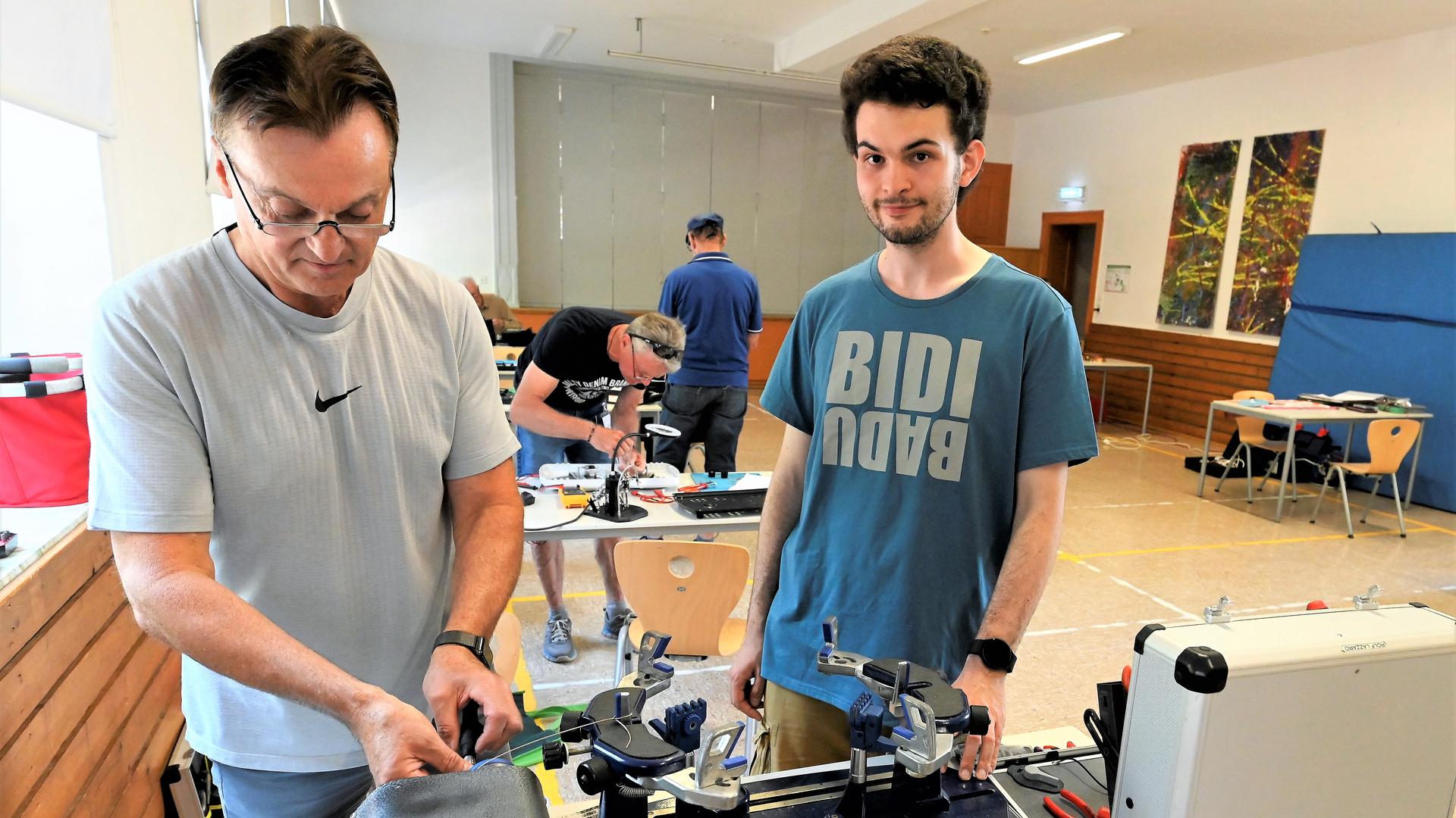 Rolf Lazzara arbeitet an einer Maschine zum Bespannen von Tennisschlägern. Julian Weingärtner hofft, dass er das zwei Jahrzehnte alte Gerät bald wieder benutzen kann. 