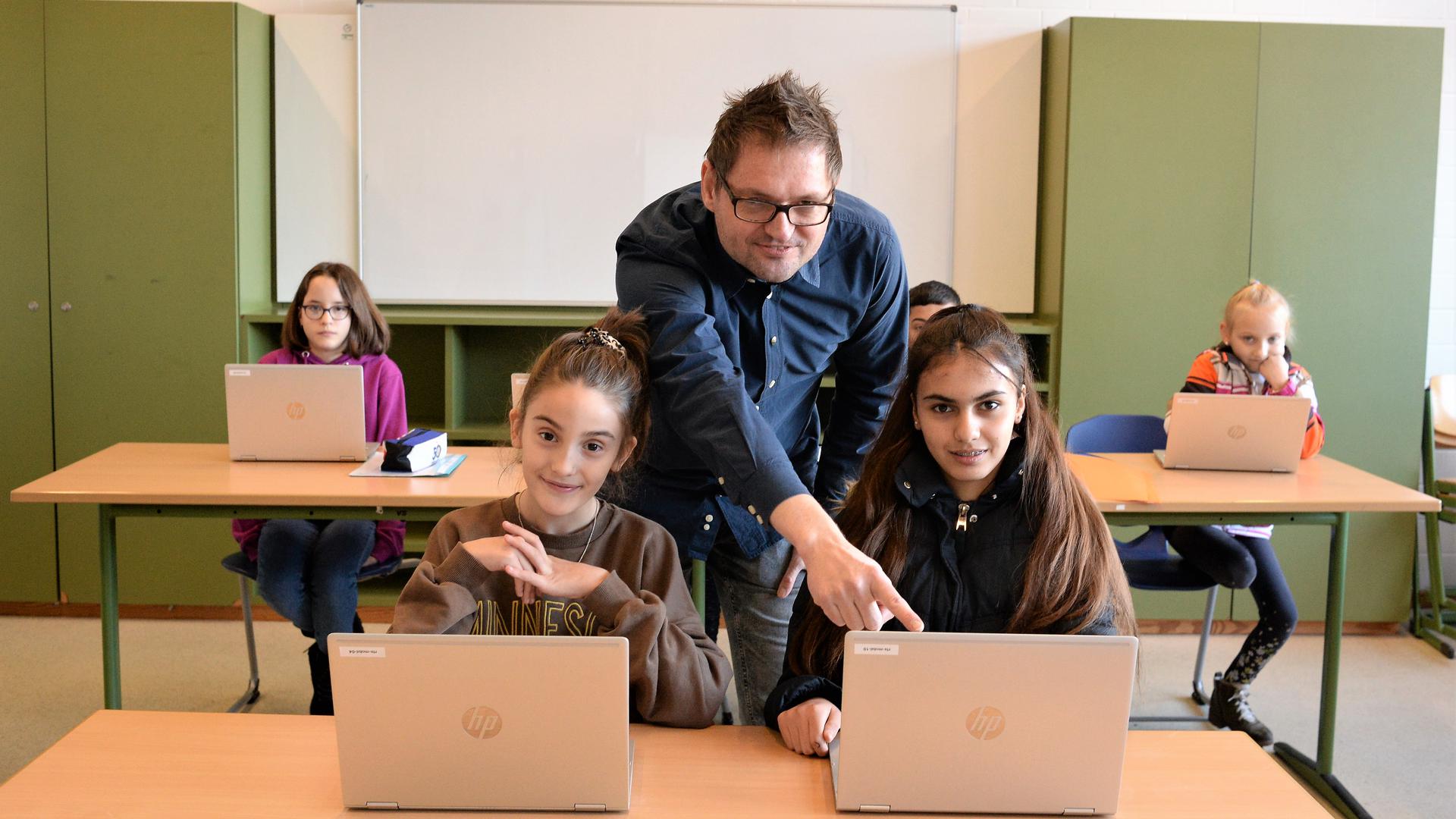 Medien in der Schule: Lehrer Timo Klingelhöfer stellt in der fünften Klasse der Rheintalschule in Bühl aktuell das Betriebssystem Windows 10 vor. 